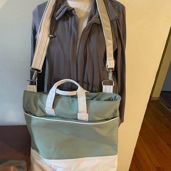 Y2K Nike Green and White Crossbody Square Duffel Bag for Versatile Use - Picture 13 of 13